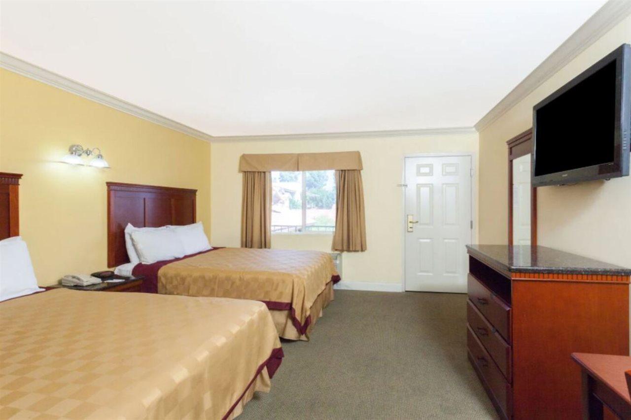 Travelodge By Wyndham בריאה מראה חיצוני תמונה